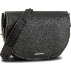 Torebka CALVIN KLEIN BLACK LABEL - Arch Large Saddle Bag K60K603860 001. Listonoszki damskie marki Calvin Klein Black Label. W wyprzedaży za 419.00 zł.