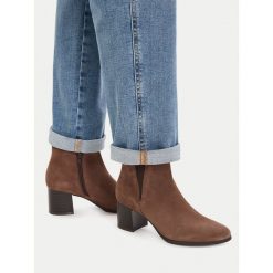 Botki Lasocki. Brązowe botki damskie Lasocki, bez obcasa, na słupku, bez zapięcia. Za 259.99 zł.