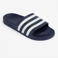 Klapki basenowe ADIDAS Adilette Aqua. Białe skarpety damskie Adidas, bez wzorów, z materiału. W wyprzedaży za 79.99 zł.