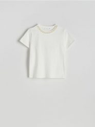 T-shirt z ozdobnym dekoltem - biały. Białe t-shirty damskie Reserved, l, bez wzorów, z bawełny, bez kołnierzyka. W wyprzedaży za 55.99 zł.