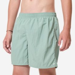 Szorty pływackie dla dzieci Nabaiji Swimshort. Zielone kąpielówki dla chłopców Decathlon, bez wzorów, z materiału, sportowe. Za 39.99 zł.