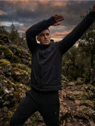 Lekka kurtka wiatrówka z kapturem - czarny. Czarne kurtki męskie Sinsay, l, bez wzorów, z kapturem. Za 99.99 zł.