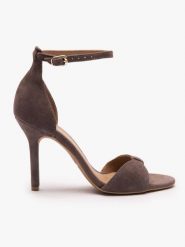 Ciemnobrązowe sandały na wysokim obcasie. Brązowe sandały damskie Ryłko, bez wzorów, z gumy, bez obcasa, na obcasie, bez zapięcia. Za 399.99 zł.