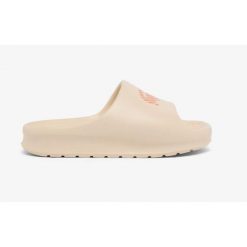 Klapki damskie Lacoste Serve Slide 2.0 na basen. Białe klapki damskie Lacoste, bez wzorów, z dresówki, sportowe, bez obcasa. Za 233.20 zł.
