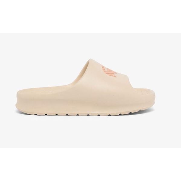 Klapki damskie Lacoste Serve Slide 2.0 na basen. Białe klapki damskie Lacoste, bez wzorów, z dresówki, sportowe, bez obcasa. Za 216.50 zł.