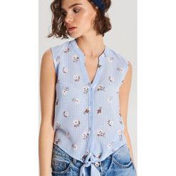 Koszulowa bluzka z wiązaniem - Niebieski. Bluzki damskie Cropp. Za 49.99 zł.