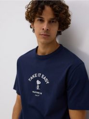 Bawełniany t-shirt Snoopy - granatowy. Niebieskie t-shirty męskie Reserved, l, bez wzorów, z bawełny, bez kołnierzyka. W wyprzedaży za 45.99 zł.