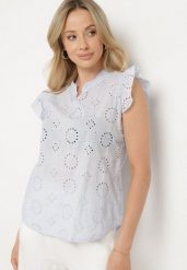 Jasnoniebieska Ażurowa Bluzka z Bawełny z Falbankami Emzekia. Niebieskie bluzki damskie Born2be, l, w ażurowe wzory, z bawełny, eleganckie, bez kołnierzyka, bez ramiączek. Za 39.99 zł.