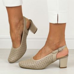 Beżowe skórzane ażurowe Polskie czółenka damskie bez pięty Gregors 641. Brązowe sandały damskie GREGORS, w ażurowe wzory, z materiału, bez obcasa, na obcasie, bez zapięcia. Za 399.00 zł.