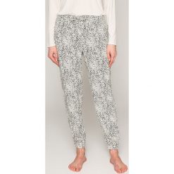 Calvin Klein Underwear - Spodnie piżamowe. Szare piżamy damskie Calvin Klein Underwear, z materiału. W wyprzedaży za 119.90 zł.