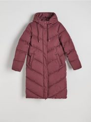 Pikowana kurtka z kapturem - burgundowy. Czerwone kurtki damskie Reserved, l, bez wzorów, z tkaniny, z kapturem. W wyprzedaży za 179.99 zł.