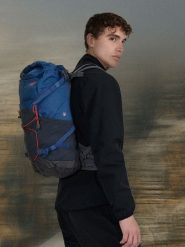4F Plecak trekkingowy (30 L) - granatowy Uniwersalny. Niebieskie plecaki damskie 4f, bez wzorów, z materiału, sportowe. Za 399.99 zł.
