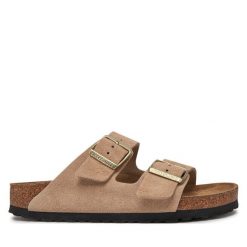 Klapki Birkenstock. Brązowe klapki damskie Birkenstock, bez wzorów, z zamszu, bez obcasa. Za 539.99 zł.