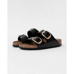 Klapki damskie Birkenstock Arizona Big Buckle. Czarne klapki damskie Birkenstock, bez wzorów, z materiału, eleganckie, bez obcasa. Za 759.00 zł.