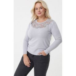 Jasnoszary Sweter Valkyria. Swetry damskie Born2be, l, z aplikacjami, klasyczne, bez kołnierzyka, bez ramiączek, długie, bez kaptura. Za 79.99 zł.