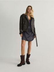 Zamszowe botki - ciemnobrązowy. Brązowe botki damskie Reserved, ze skóry, bez obcasa, bez zapięcia. W wyprzedaży za 139.99 zł.