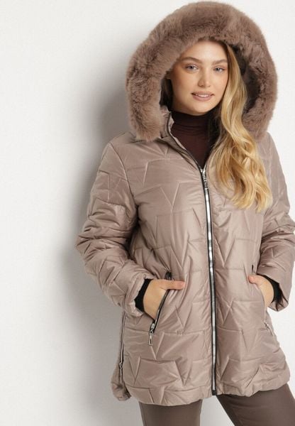 Ciemnobeżowa Pikowana Kurtka z Kapturem z Futerkiem Azilma. Brązowe kurtki damskie Born2be, plus size, bez wzorów, z dzianiny, z kapturem. Za 199.99 zł.