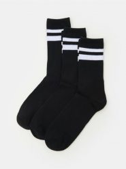 Prążkowane skarpetki 3 pack - czarny. Czarne skarpety męskie Sinsay, bez wzorów, prążkowane. Za 17.99 zł.