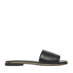 Klapki Lasocki. Czarne klapki damskie Lasocki, bez wzorów, bez obcasa. Za 129.99 zł.