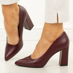 Bordowe pu czółenka damskie na słupku Sergio Leone Pb216. Czerwone czółenka damskie Sergio Leone, bez wzorów, ze skóry, eleganckie, bez obcasa, na słupku, bez zapięcia. W wyprzedaży za 152.10 zł.