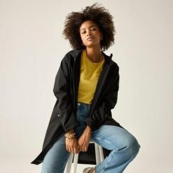 Damska wodoodporna kurtka Levita Longline z kapturem. Czarne kurtki damskie Regatta, bez wzorów, z materiału, z kapturem. Za 599.99 zł.