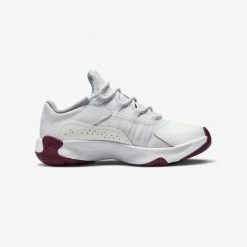 Buty sportowe Air Jordan 11 CMFT Low. Białe obuwie sportowe damskie Jordan, bez wzorów. Za 439.00 zł.
