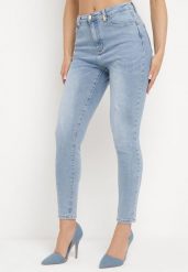 Jasnoniebieskie Jeansy Skinny z Elastycznej Bawełny z Ozdobną Szlufką Almiria. Niebieskie jeansy damskie Born2be, z podwyższonym stanem. Za 89.99 zł.