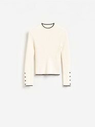 Sweter z ozdobnymi guzikami - kremowy. Białe swetry damskie Reserved, l, bez wzorów, z dzianiny, bez kołnierzyka, bez ramiączek, bez kaptura. Za 119.99 zł.