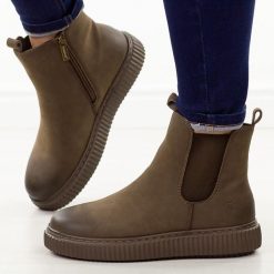 Brązowe skórzane botki damskie Cambell 19340. Brązowe botki damskie Cambell, na jesień, z jeansu, eleganckie, z okrągłym noskiem, bez obcasa, na płaskiej podeszwie, bez zapięcia. W wyprzedaży za 240.87 zł.