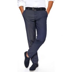SPODNIE MĘSKIE ELEGANCKIE OD GARNITURU ZE STRUKTURALNEJ TKANINY. Eleganckie spodnie męskie marki TOP SECRET. W wyprzedaży za 49.99 zł.