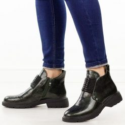 Zielone lakierowane botki damskie M.Daszyński 2501-10. Zielone botki damskie M.Daszyński, na jesień, z jeansu, biznesowe, z okrągłym noskiem, bez obcasa, bez zapięcia. Za 199.00 zł.