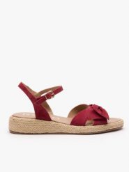 Bordowe sandały z kokardą. Czerwone sandały damskie Ryłko, bez wzorów, ze skóry, bez obcasa, na płaskiej podeszwie, bez zapięcia. Za 399.99 zł.