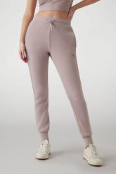 GUESS Dresowe damskie spodnie w kolorze taupe Allie Scuba, Rozmiar XS. Brązowe spodnie dresowe damskie Guess, s, z aplikacjami, z dresówki. W wyprzedaży za 209.99 zł.