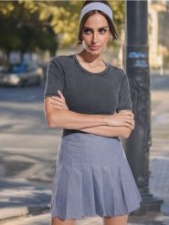 Koszulka - czarny. Czarne t-shirty damskie Sinsay, l, bez wzorów, z materiału, bez kołnierzyka. W wyprzedaży za 11.99 zł.