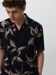 Koszula comfort fit z wiskozy - czarny. Czarne koszule męskie Reserved, l, bez wzorów, z wiskozy, bez kołnierzyka, bez ramiączek. W wyprzedaży za 99.99 zł.