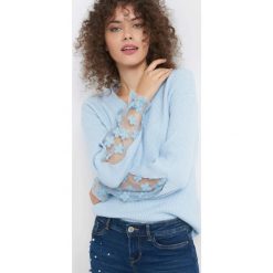 Sweter z ażurem na rękawach. Niebieskie swetry damskie Orsay, z dzianiny, dekolt w kształcie v. Za 119.99 zł.