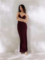 Sukienka maxi - bordowy. Czerwone sukienki damskie Reserved, l, bez wzorów, z tkaniny, bez kołnierzyka, bez ramiączek, maxi. W wyprzedaży za 119.99 zł.