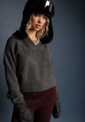 Ciemnoszary Krótki Sweter z Trójkątnym Dekoltem Ozdobiony Kołnierzykiem Savalin. Szare swetry damskie Renee, uniwersalny, bez wzorów, z bawełny, casualowe, bez kołnierzyka, bez ramiączek, krótkie, bez kaptura. Za 139.99 zł.