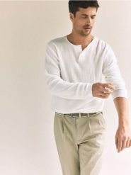 Sweter henley - biały. Białe swetry przez głowę męskie Reserved, l, bez wzorów, z bawełny, bez kołnierzyka. Za 119.99 zł.