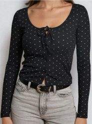 Prążkowana bluzka ze wzorem - czarny. Czarne bluzki damskie Sinsay, l, bez wzorów, prążkowane, bez kołnierzyka, bez ramiączek. Za 39.99 zł.