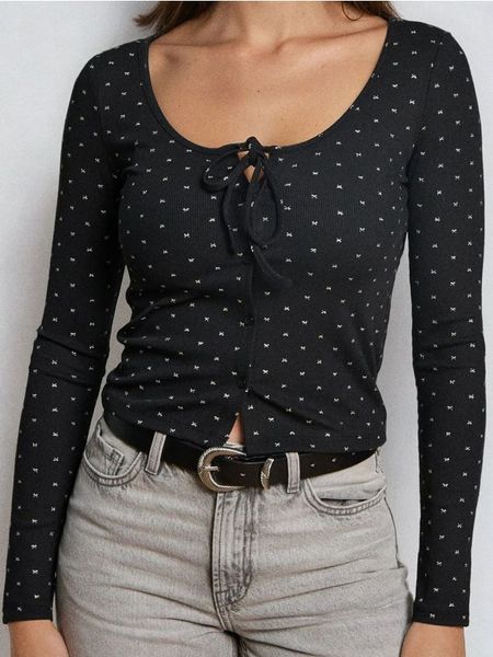 Prążkowana bluzka ze wzorem - czarny. Czarne bluzki damskie Sinsay, l, bez wzorów, prążkowane, bez kołnierzyka, bez ramiączek. Za 39.99 zł.