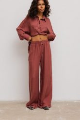 Spodnie z szerokimi nogawkami w kolorze LIGHT BURGUNDY- NASS-M/L. Czerwone spodnie materiałowe damskie Marsala, l, bez wzorów, z gumy. W wyprzedaży za 119.96 zł.