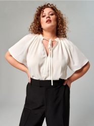 Bluzka z wiązaniem - czerwony. Czerwone bluzki damskie Sinsay, xl, bez wzorów, eleganckie, bez kołnierzyka, bez ramiączek. W wyprzedaży za 24.99 zł.