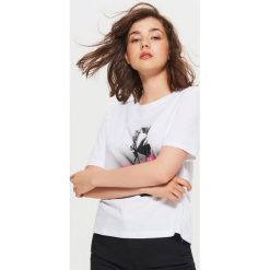 Koszulka z nadrukiem - Biały. Bluzki damskie marki Cropp. Za 29.99 zł.