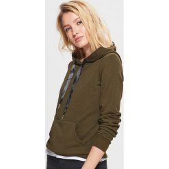 Gładka bluza kangurka - Khaki. Brązowe bluzy damskie Cropp. Za 59.99 zł.