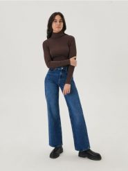 Koszulka z golfem - brązowy. Brązowe t-shirty damskie Sinsay, l, bez wzorów, z włókna, bez kołnierzyka. Za 29.99 zł.