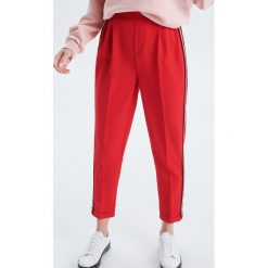 Spodnie tailoring z lampasem - Czerwony. Spodnie materiałowe damskie marki Cropp. Za 79.99 zł.