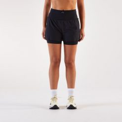 Spodenki do biegania w terenie damskie Kiprun 2w1 Run 900 Ultra. Czarne szorty sportowe damskie KIPRUN, na wiosnę, l, bez wzorów, z materiału, sportowe, do biegania. Za 199.99 zł.