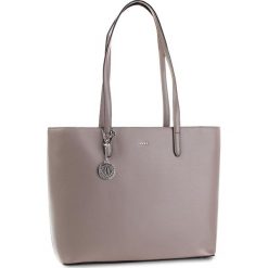 Torebka DKNY - R83A3654 Warm Grey WG5. Szare torebki do ręki damskie DKNY, ze skóry. Za 1,199.00 zł.