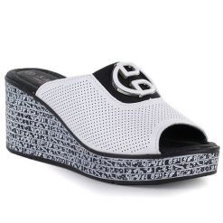 Skórzane klapki damskie na koturnie białe S.Barski 7012. Białe klapki damskie S.BARSKI, bez wzorów, ze skóry, bez obcasa, na koturnie. Za 189.99 zł.